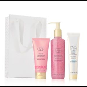 Mary Kay Pomegranate Satin Hands® Pampering Set